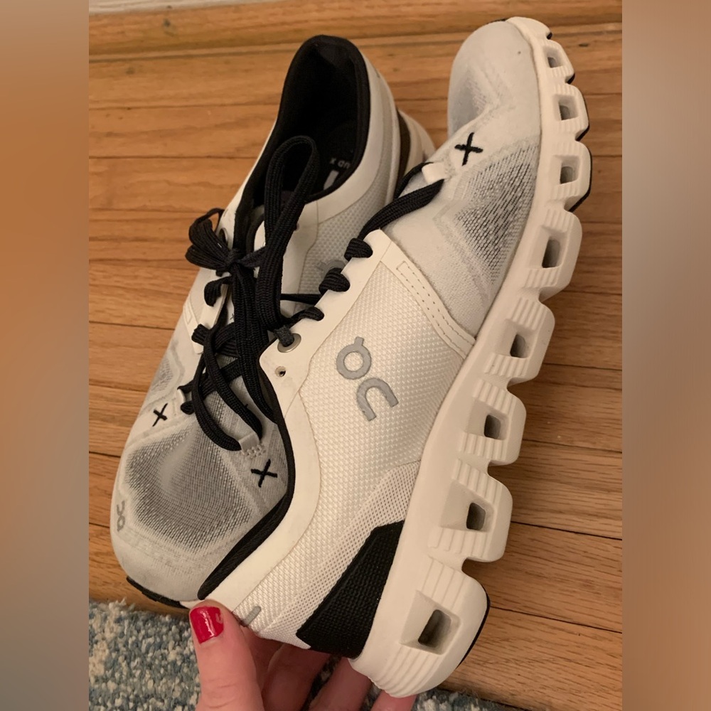 On Running | Black & White Women's Athletic Running Shoes Swiss Cloud X | Size 6 - Picture 2 of 16